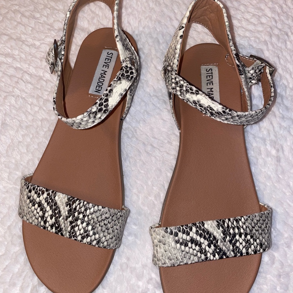STEVE MADDEN SNAKE STYLE SANDALS